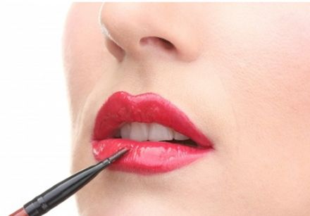 How to add volume to fine lips?